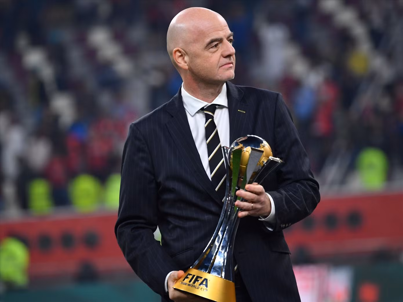 Chủ tịch FIFA Gianni Infantino và chiếc Cúp FIFA Club World Cup. Ảnh: Getty Images
