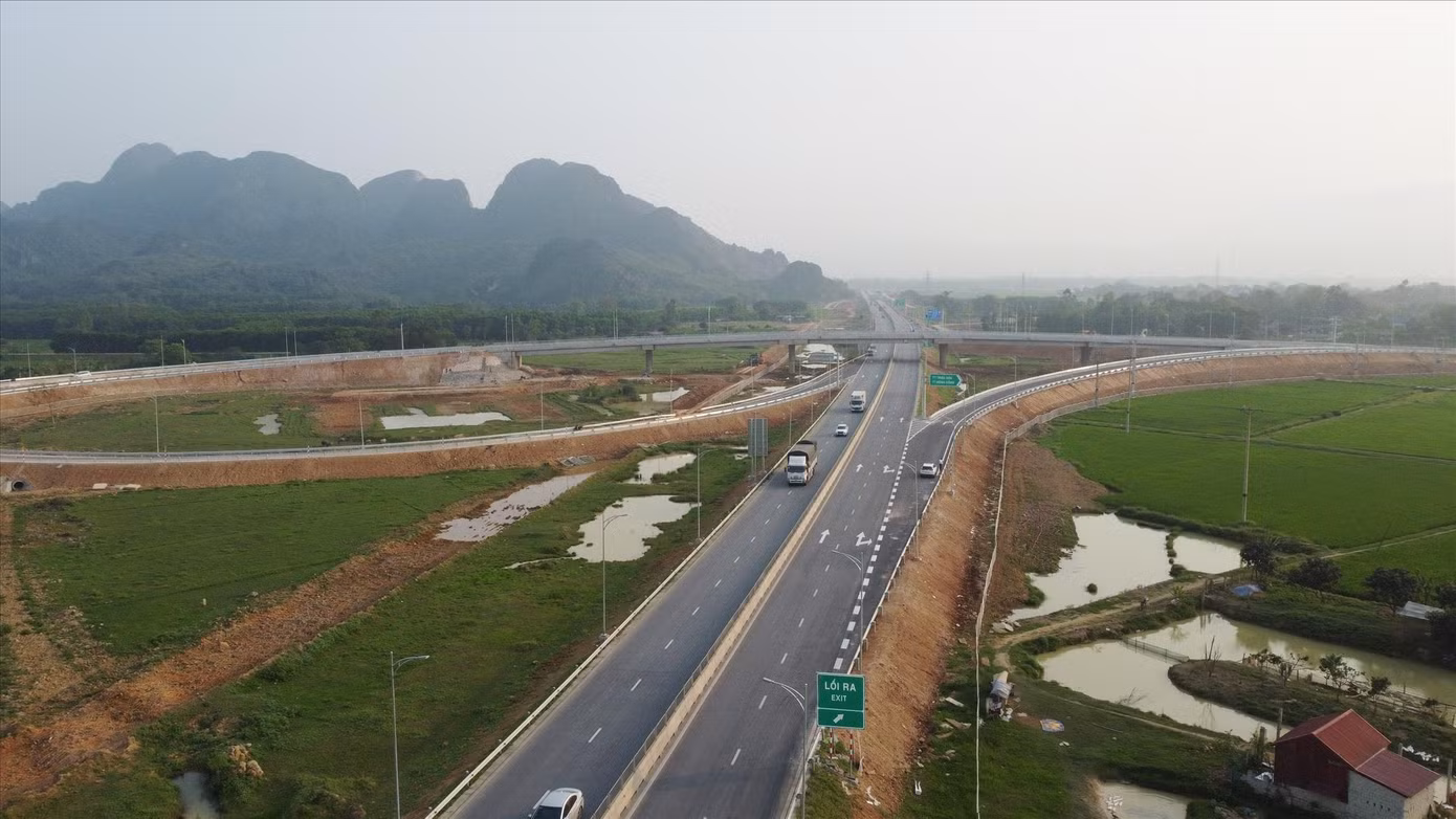 Nhờ hoàn thiện sớm 2 nút giao, cao tốc Bắc Nam qua Thanh Hóa có kết nối hiệu quả với hạ tầng địa phương. Ảnh: T.Đảng
