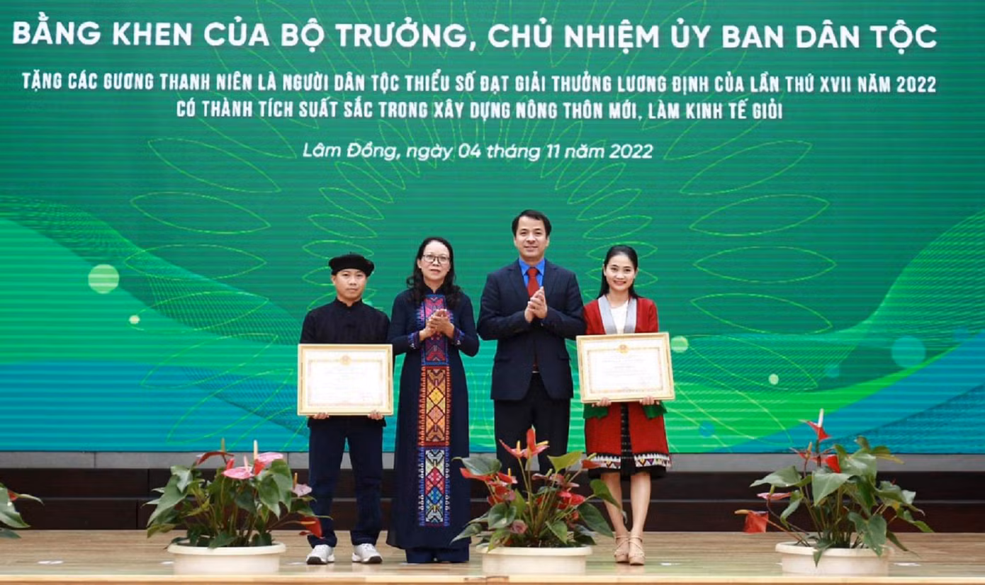 Anh Lục Vân Anh (ngoài cùng bên trái) nhận Bằng khen của Ủy ban Dân tộc