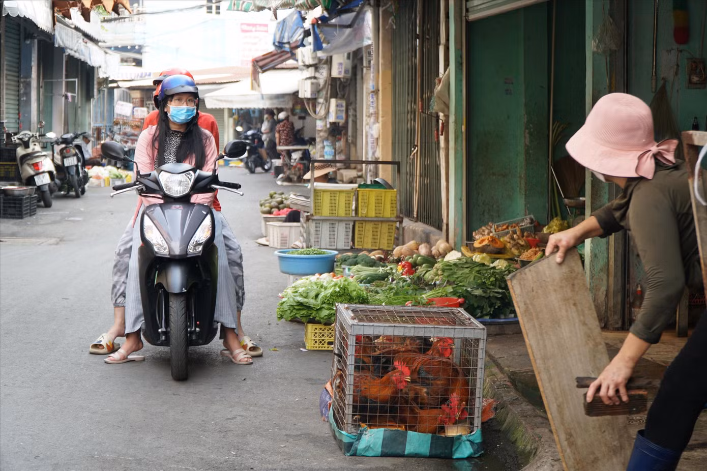 Gà đựng trong lồng sắt được bày bán tại chợ Tân Lập (TP Thủ Đức, TPHCM). Ảnh: Nhàn Lê