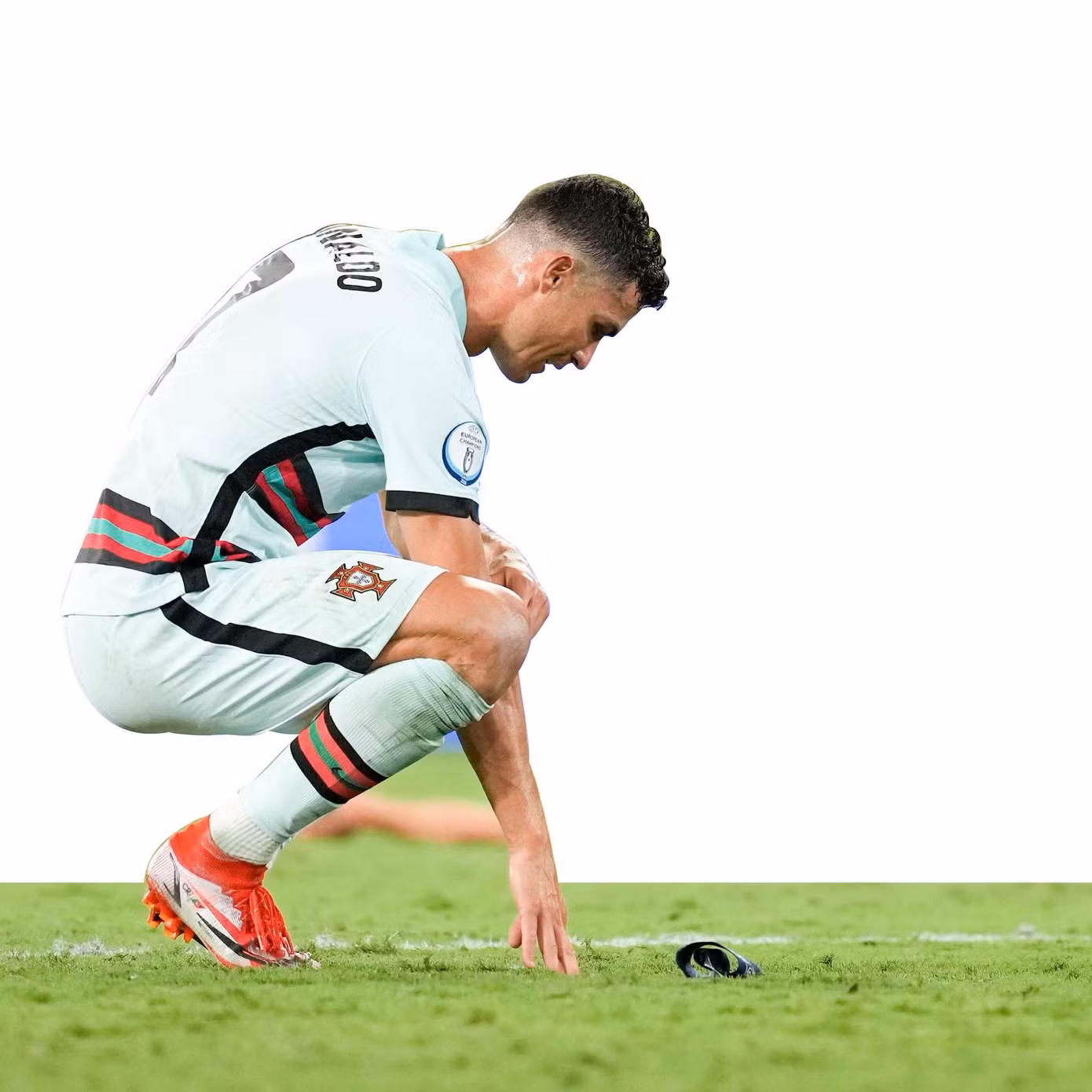 Ronaldo vứt băng đội trưởng, rời Euro sớm. Ảnh: Euros Tweet