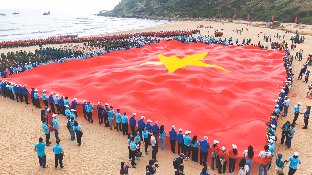 Ban Tổ chức Tiền Phong Marathon 2024 cùng các vận động viên, đoàn viên thanh niên cùng nhau trải lá cờ Tổ quốc rộng hơn 1.000m2 với ý nghĩa kết nối sức mạnh đoàn kết dân tộc mãi trường tồn