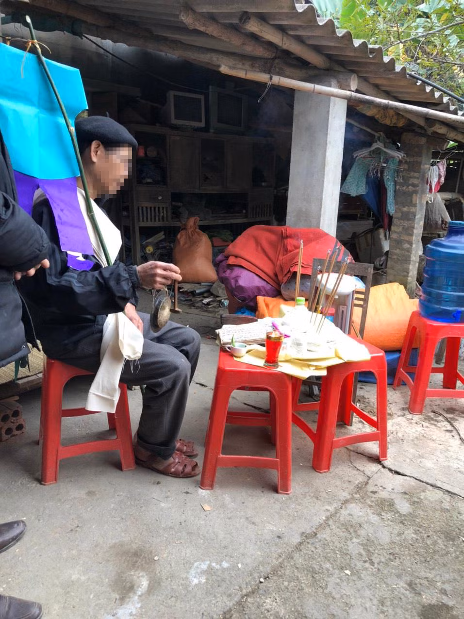Ông thầy đang làm lễ
