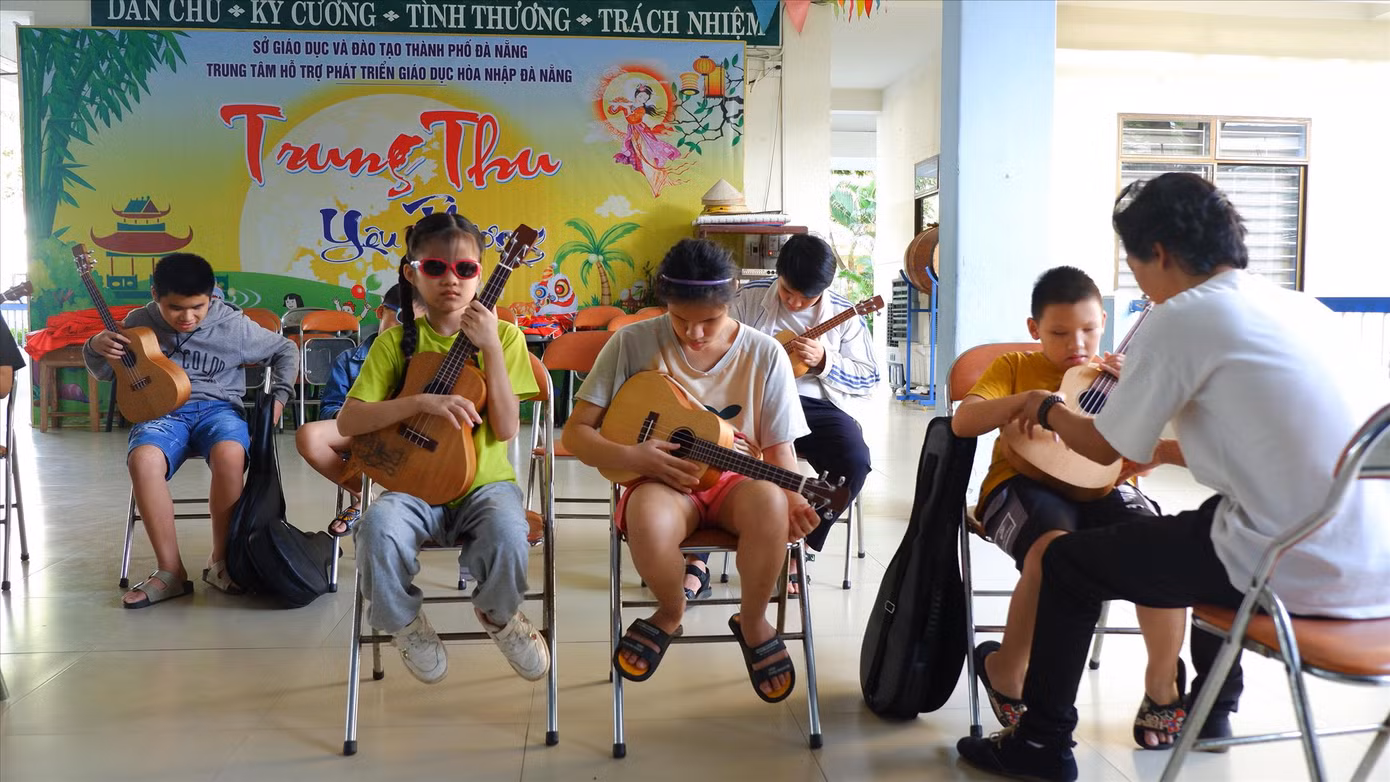 Tiếng đàn đã thắp lên nụ cười và hy vọng về tương lai cho các em nhỏ. Ảnh: Nguyễn Thành