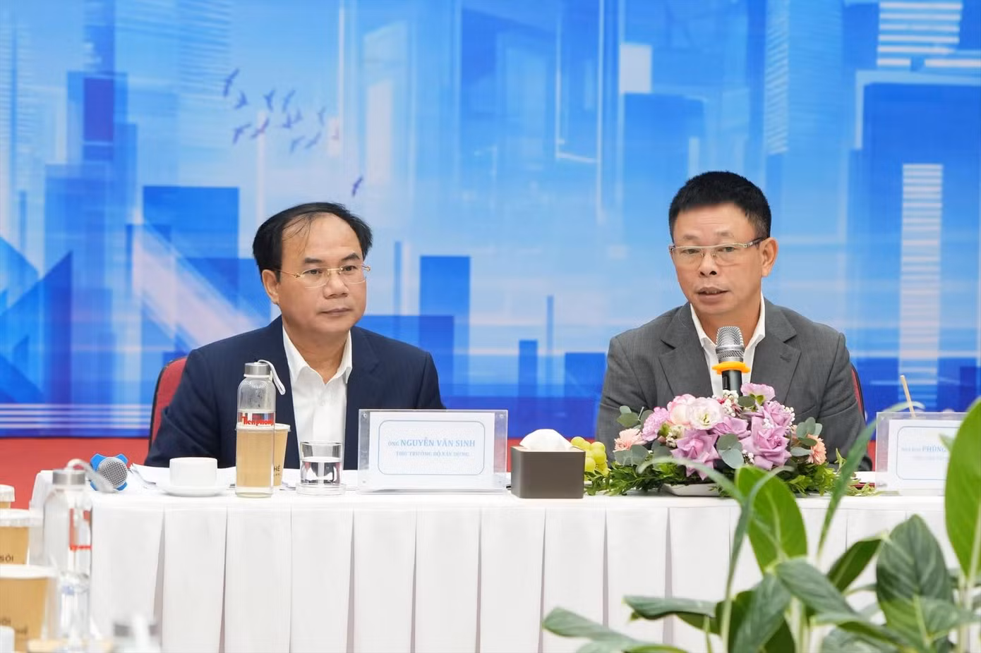 Thứ trưởng Bộ Xây dựng Nguyễn Văn Sinh (bìa trái) và Tổng biên tập báo Tiền Phong Phùng Công Sưởng chủ trì tọa đàm. Ảnh: Mạnh Thắng