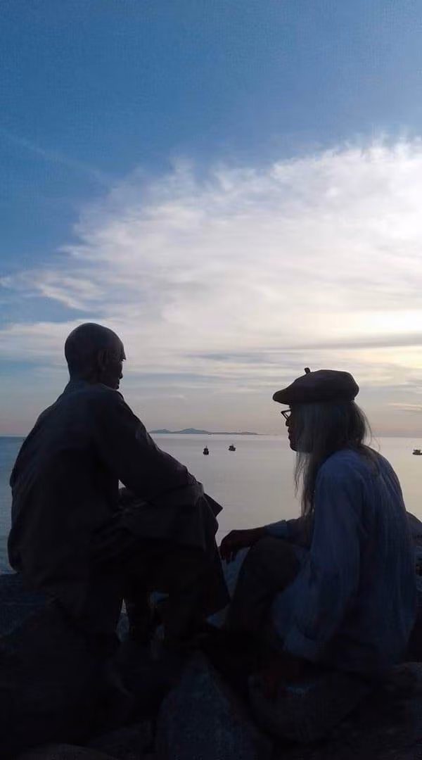 Thầy Tuệ Sỹ và Tâm Nhiên ngồi chơi trên đồi cao Vô Trú Am, ngoài hải đảo Lại Sơn, Kiên Giang 5/2018