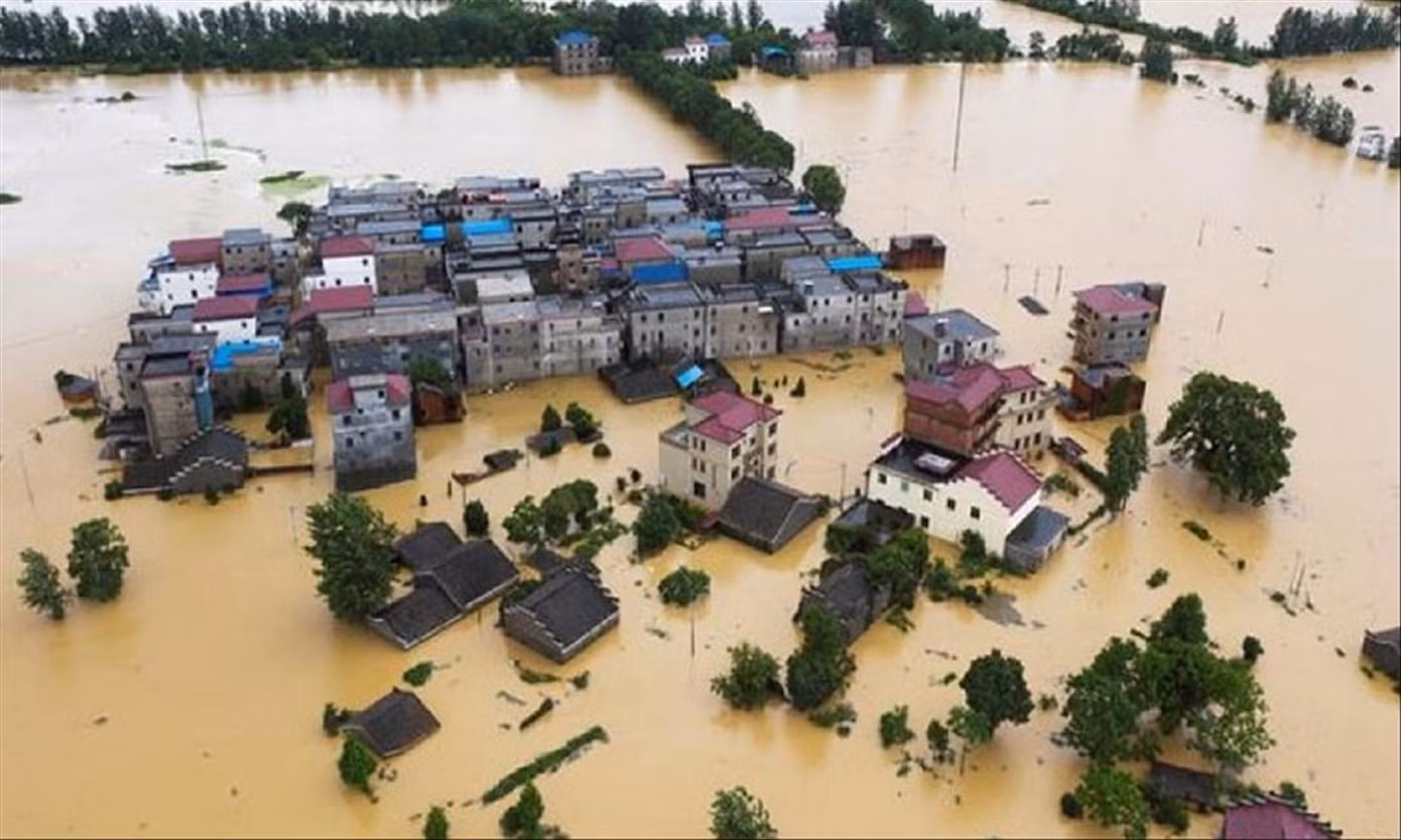 Ngập lụt gây thiệt hại lớn cho người dân bị ảnh hưởng bởi bão số 3 Ngập lụt gây thiệt hại lớn cho người dân bị ảnh hưởng bởi bão số 3