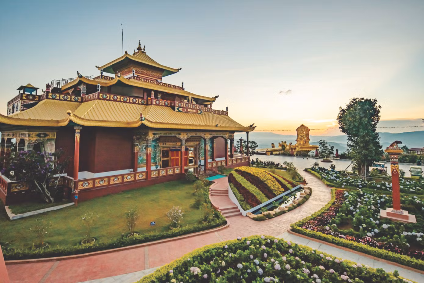 Khoảnh khắc bình minh đẹp tựa tranh vẽ nơi Miền Trở Về