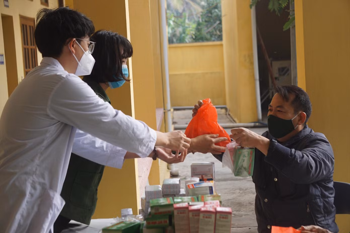 Bác sĩ Nguyễn Văn Tuấn (BV Hữu nghị Việt Tiệp, Hải Phòng) thăm khám, cấp phát thuốc miễn phí cho ngư dân. Ảnh: N.H