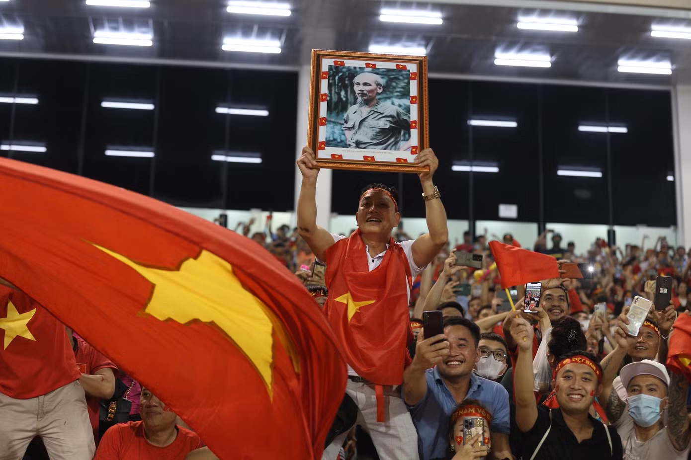 Cuồng nhiệt cổ vũ trong sân vận động và hân hoan ăn mừng chiến thắng trên đường phố. Ảnh: Như Ý - Mạnh Thắng - Trọng Tài