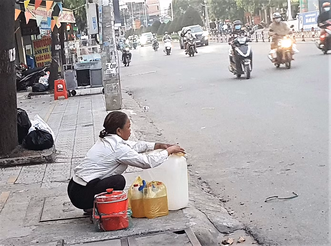 Người bán xăng lẻ xuất hiện trên đường phố Biên Hòa (Ðồng Nai). Ảnh chụp ngày 19/10 trên đường Ðồng Khởi, TP Biên Hòa. Ảnh: Mạnh Thắng