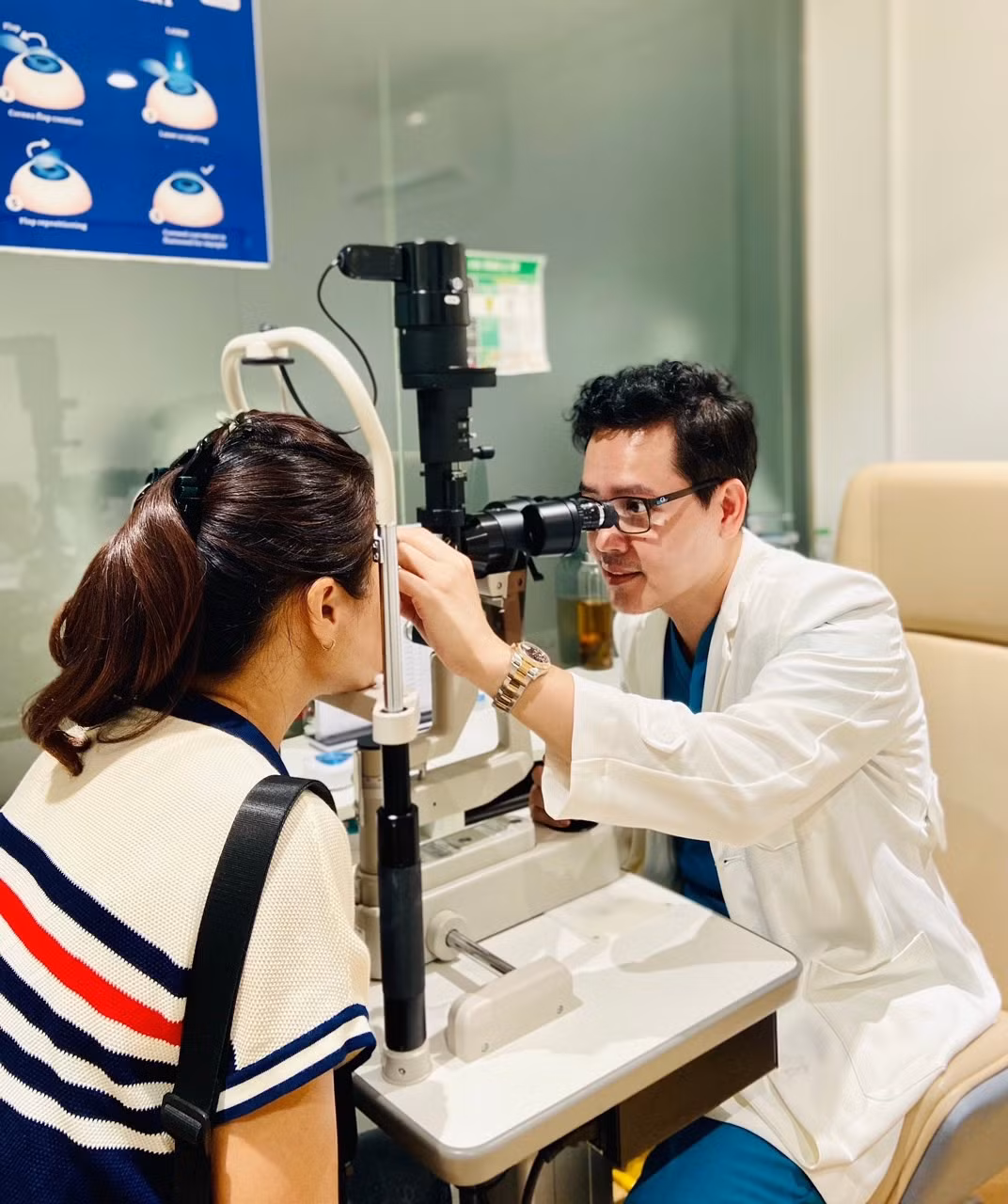 Bác sĩ Đặng Xuân Nguyên khám cho bệnh nhân đau mắt đỏ
