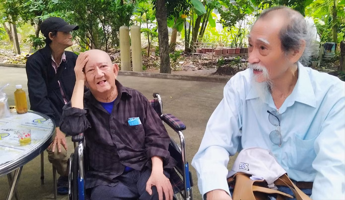 Nhà văn Mạc Can và các bạn văn nghệ tại Viện dưỡng lão Nghệ sĩ. Ảnh: Trần Nguyên Anh