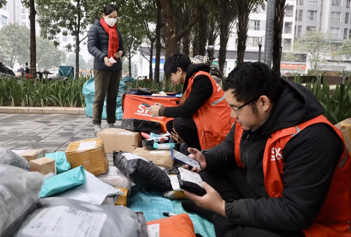 Áp Tết shipper mỗi ngày tại Hà Nội giao hàng trăm đơn hàng cho khách. Ảnh: Thành Đạt