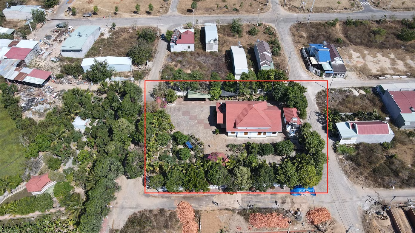 Căn nhà của bà Nguyễn Thị Ánh, vợ cựu Bí thư Thành ủy Kon Tum (dấu X ) có vị trí 4 mặt tiền. Ảnh: Trần Hóa
