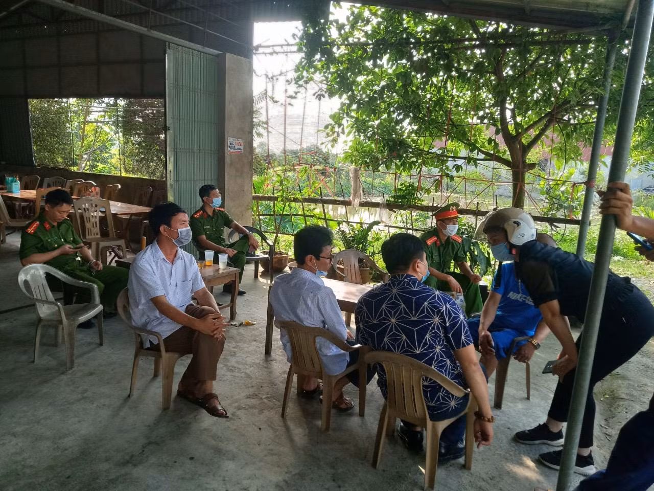 Các chủ cơ sở tang lễ ở Nam Ðịnh tập trung tại cổng đài hóa thân nằm trong khuôn viên của Công viên Nghĩa trang Thanh Bình để đợi làm việc với lãnh đạo Công ty Hoàng Long
