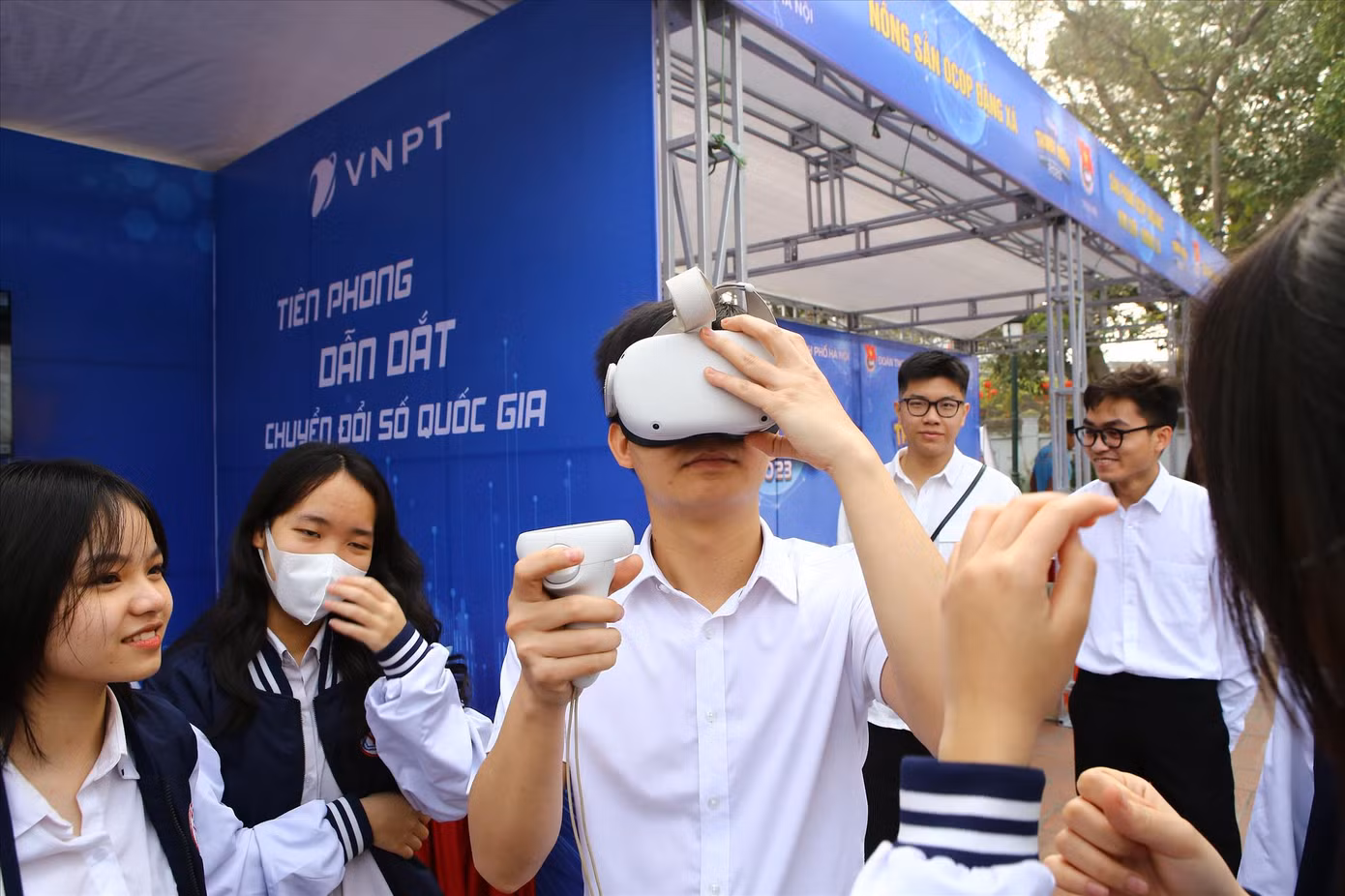 Bạn trẻ Thủ đô trải nghiệm không gian số trong Tháng Thanh niên năm 2023