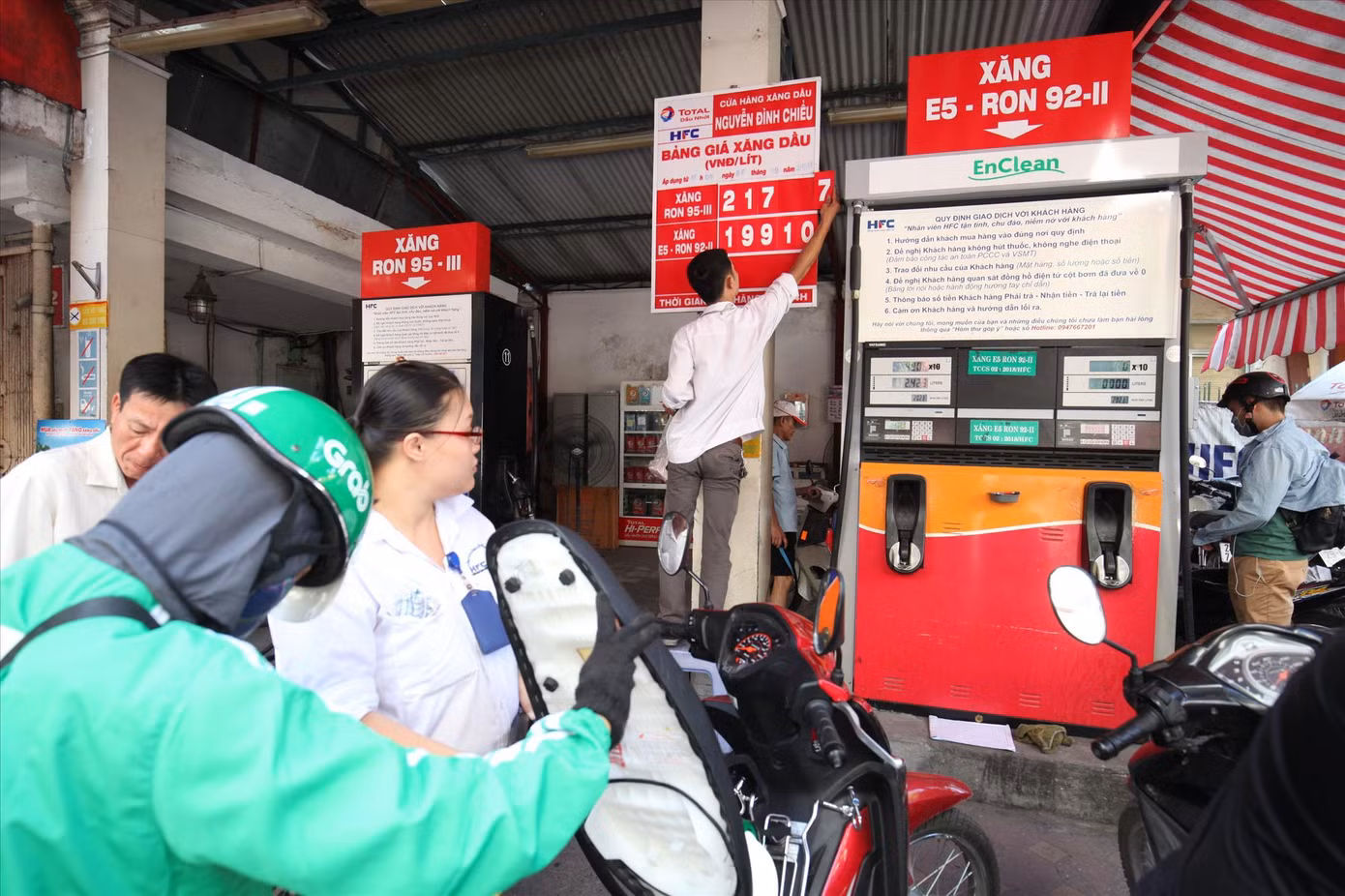 Bộ Công Thương cho biết, sẽ đề xuất rút ngắn thời gian điều chỉnh giá xăng dầu khi thị trường có biến động lớn