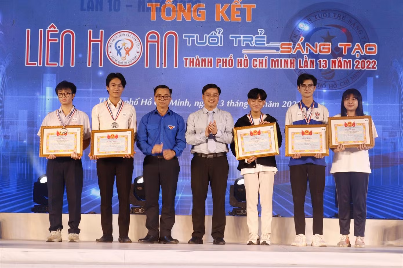 Trần Quốc Khánh (thứ 2, từ trái sang) nhận khen thưởng tại Liên hoan Tuổi trẻ sáng tạo 2022 do Thành Đoàn TPHCM tổ chức