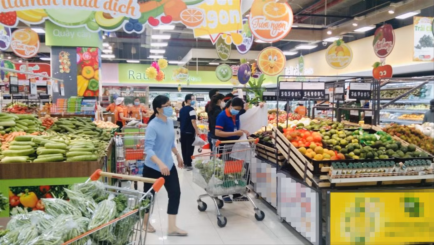 Theo các chuyên gia, cần có các quy định yêu cầu hàng nông sản, thực phẩm bán trong các siêu thị đạt chất lượng tương xứng như hàng xuất khẩu. Ảnh: V.M