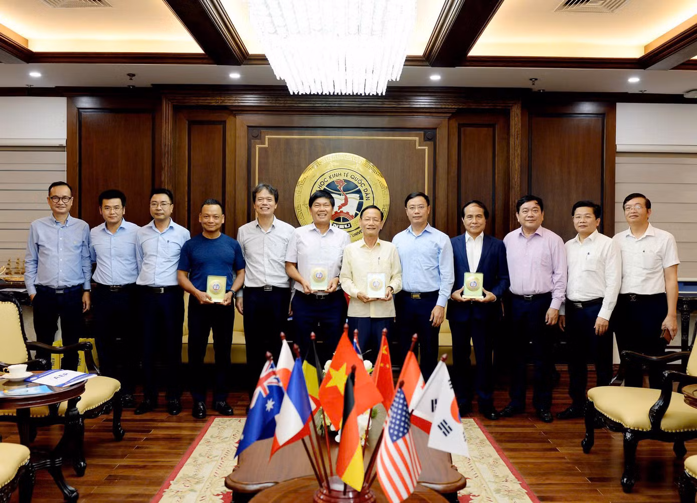 Đại diện lãnh đạo Trường ĐH Kinh tế Quốc dân gặp mặt các doanh nhân tiêu biểu từng là sinh viên của trường