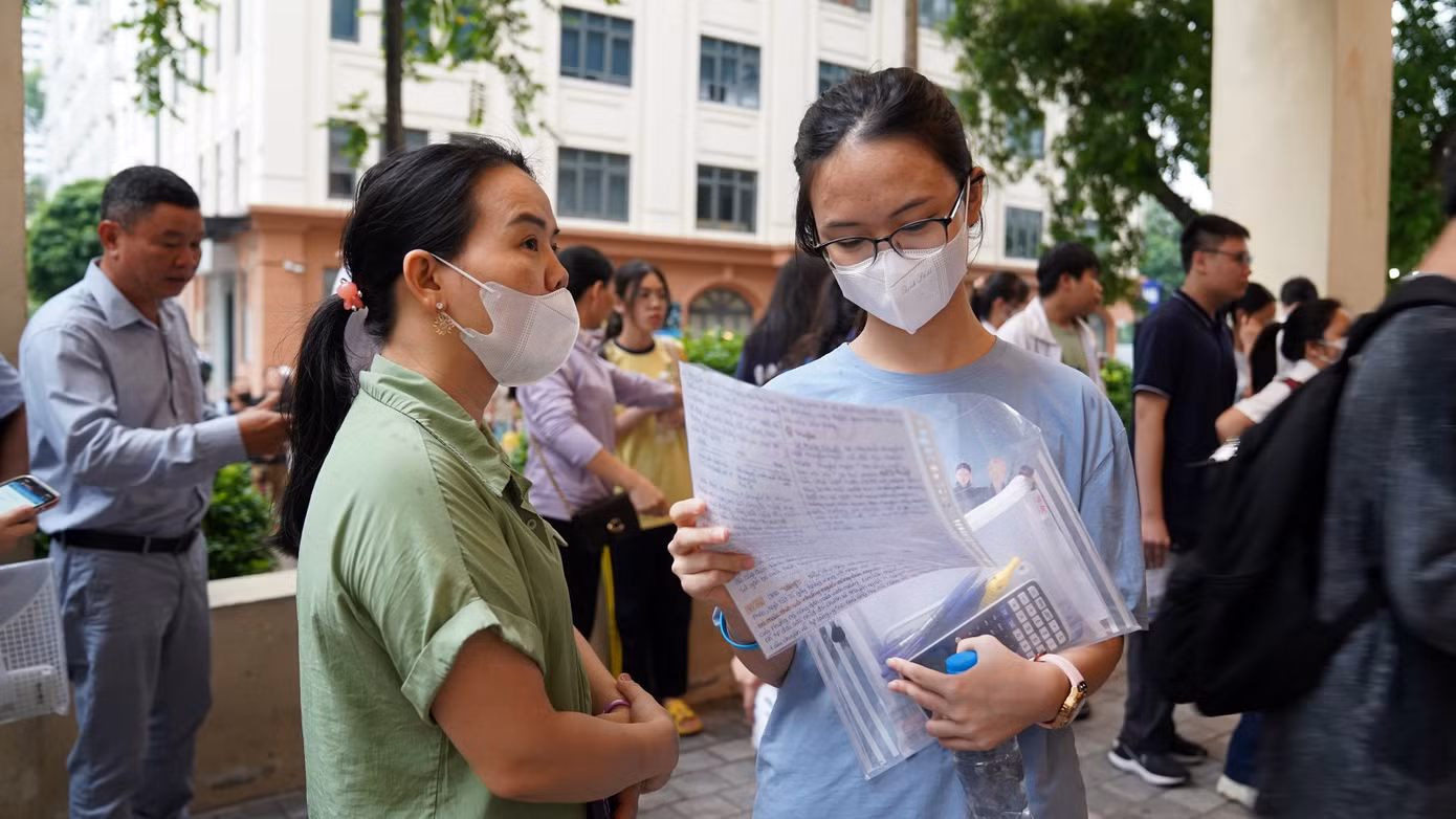 Phụ huynh đưa con đi thi đánh giá năng lực để xét tuyển ĐH năm 2024 (ảnh mang tính minh họa). Ảnh: MẠNH THẮNG