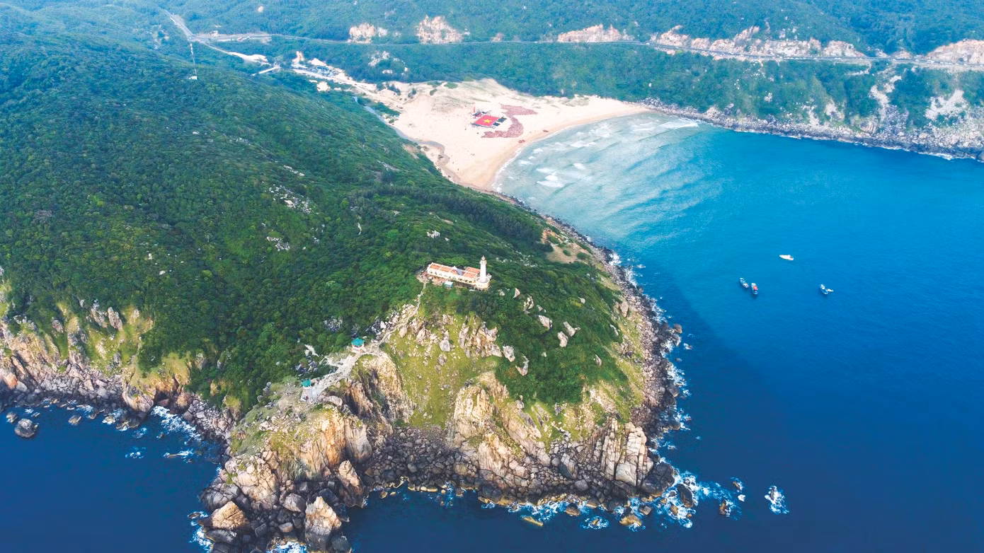Tại Bãi Môn – Mũi Điện (thị xã Đông Hoà, Phú Yên) - nơi đón ánh bình minh đầu tiên trên đất liền Việt Nam, mang dáng hình Tổ quốc, có một dáng hình Việt Nam thu nhỏ được xếp bởi 3.200 bạn trẻ nổi bật áo cờ đỏ sao vàng