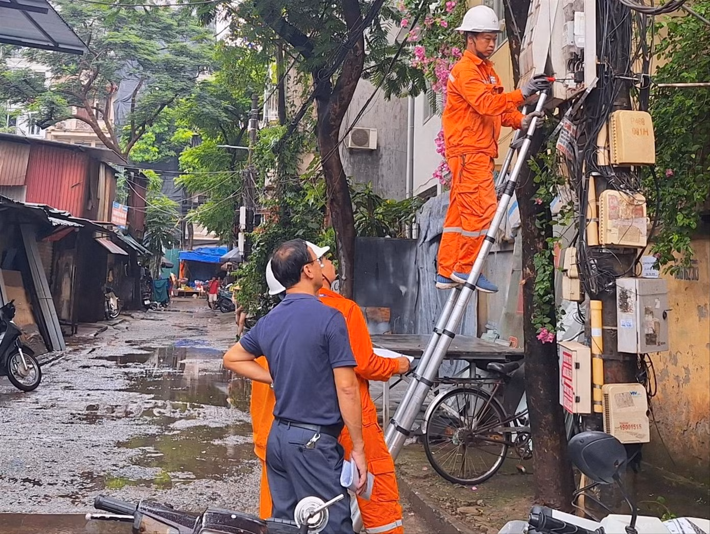 Lực lượng chức năng quận Cầu Giấy ngừng cấp điện với công trình vi phạm trật tự xây dựng.