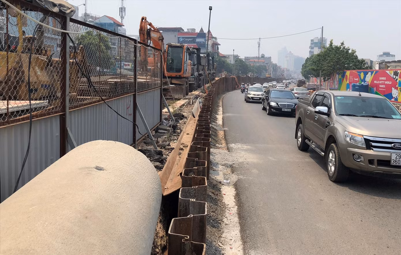 Công trường thi công dự án cải tạo đường Âu Cơ