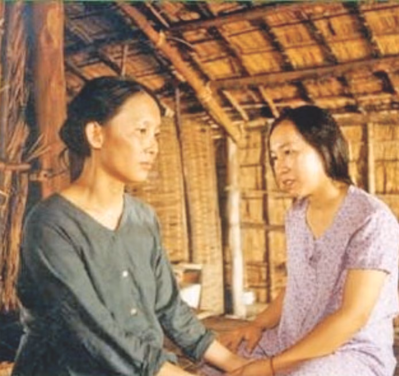Chị Bé (bên phải) trong vai cô Hảo phim “Đời cát”