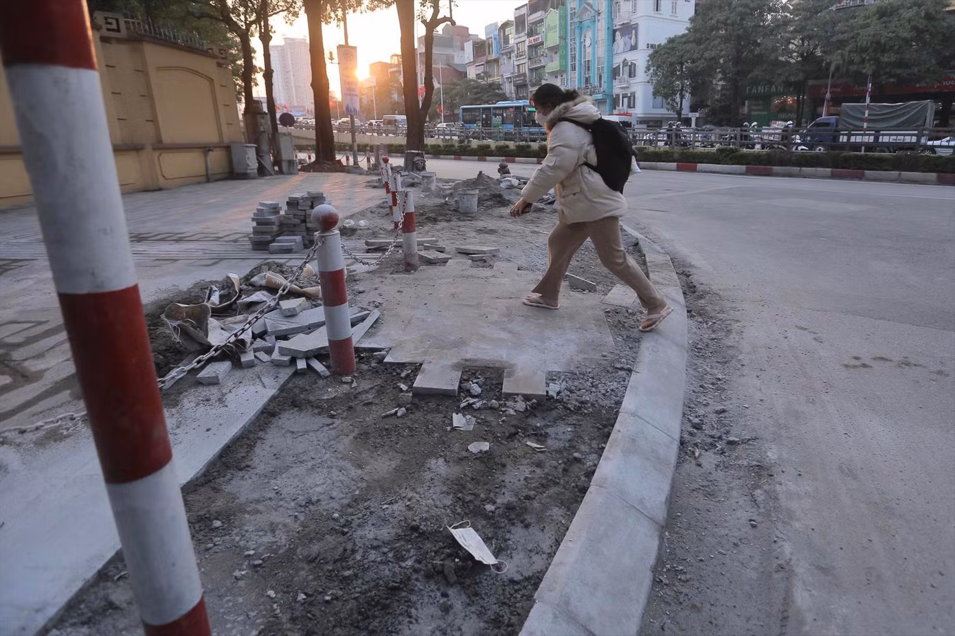 Nhếch nhác vỉa hè lát đá tuyến phố Nguyễn Chí Thanh (Đống Đa, Hà Nội). Ảnh: Duy Phạm