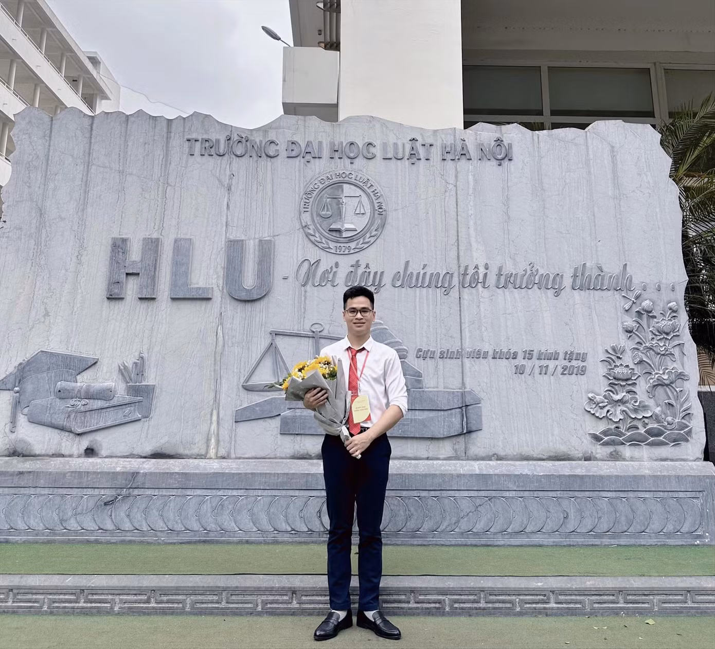 Bảo Kiên (sinh viên ĐH Luật Hà Nội) là 1 trong số hàng trăm sinh viên tình nguyện tham gia mô hình “Áo xanh sư phạm, tiếp sức mùa thi”