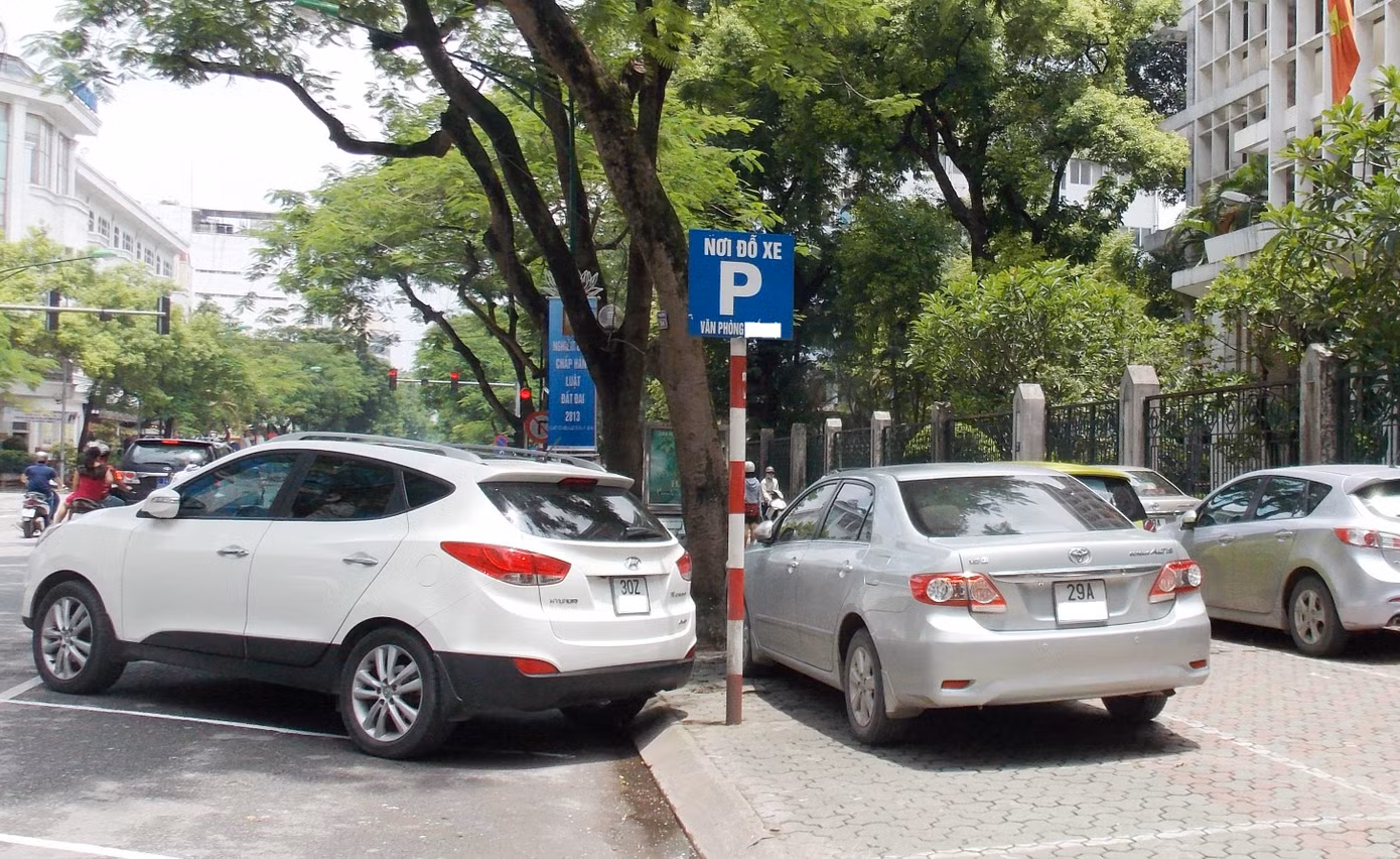 Do thiếu chỗ đỗ, ô tô đỗ tràn cả vỉa hè, lòng đường tại Hà Nội