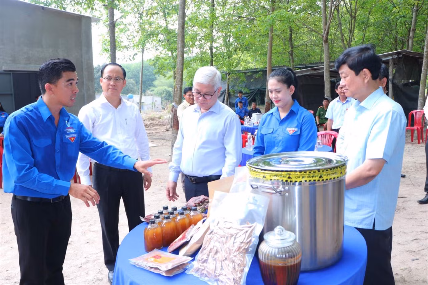 Hồ Hoàng Hiếu (ngoài cùng bìa trái) giới thiệu các sản phẩm làm ra với lãnh đạo tỉnh Bình Dương