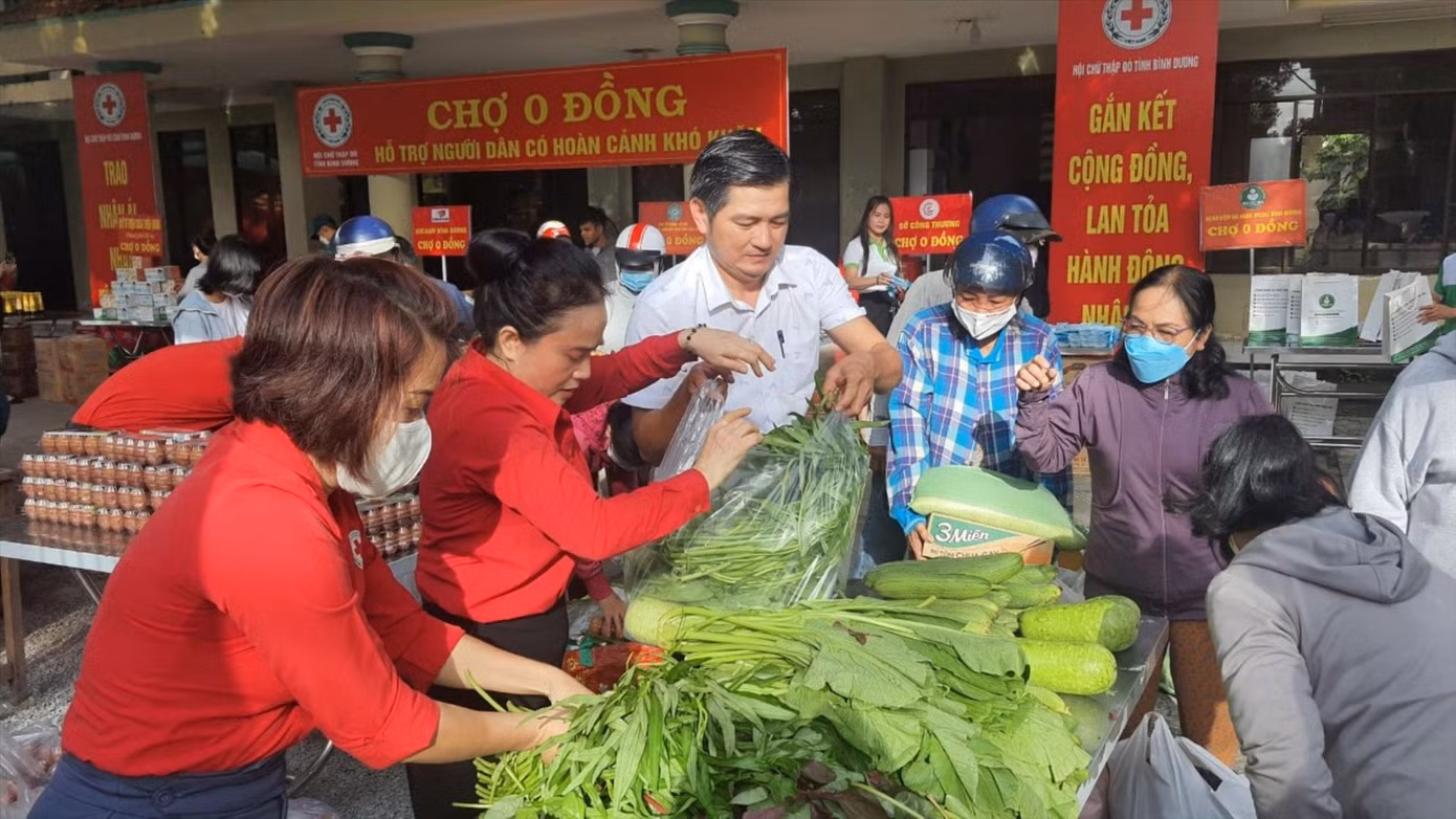 Anh Lê Quốc Hải tặng rau cho người dân tại “phiên chợ 0 đồng” Anh Lê Quốc Hải tặng rau cho người dân tại “phiên chợ 0 đồng”