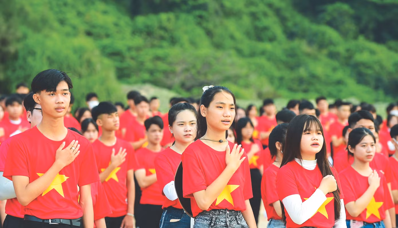 Đặt tay lên ngực hướng về cờ Tổ quốc và đồng thanh hát vang Quốc ca, các bạn trẻ trào dâng niềm tự hào về truyền thống đấu tranh giữ nước và dựng nước của dân tộc; nguyện tiếp bước cha anh “Tiến lên! Cùng tiến lên! Nước non Việt Nam ta vững bền”