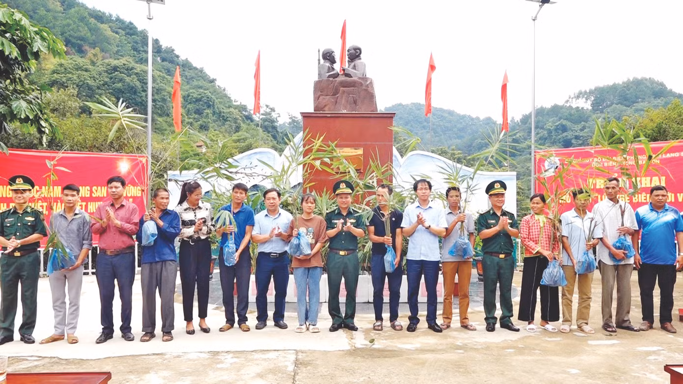 Bộ đội Biên phòng Lạng Sơn tặng tre cho dân bản giáp biên. Ảnh: Duy Chiến