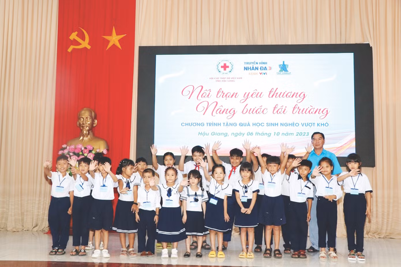 Các em học sinh nghèo tại tỉnh Hậu Giang vui mừng trong ngày nhận quà tặng trong hành trình “Nối trọn yêu thương – Nâng bước tới trường” từ Công ty Tân Hiệp Phát
