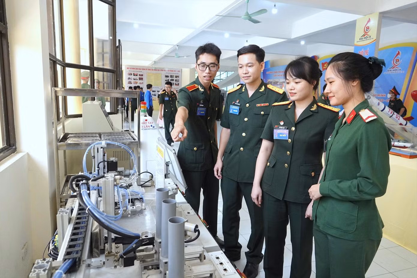 Học viện Kỹ thuật Quân sự luôn có nhiều công trình nghiên cứu khoa học trẻ mang hiệu quả ứng dụng thiết thực. Ảnh: Nguyễn Minh