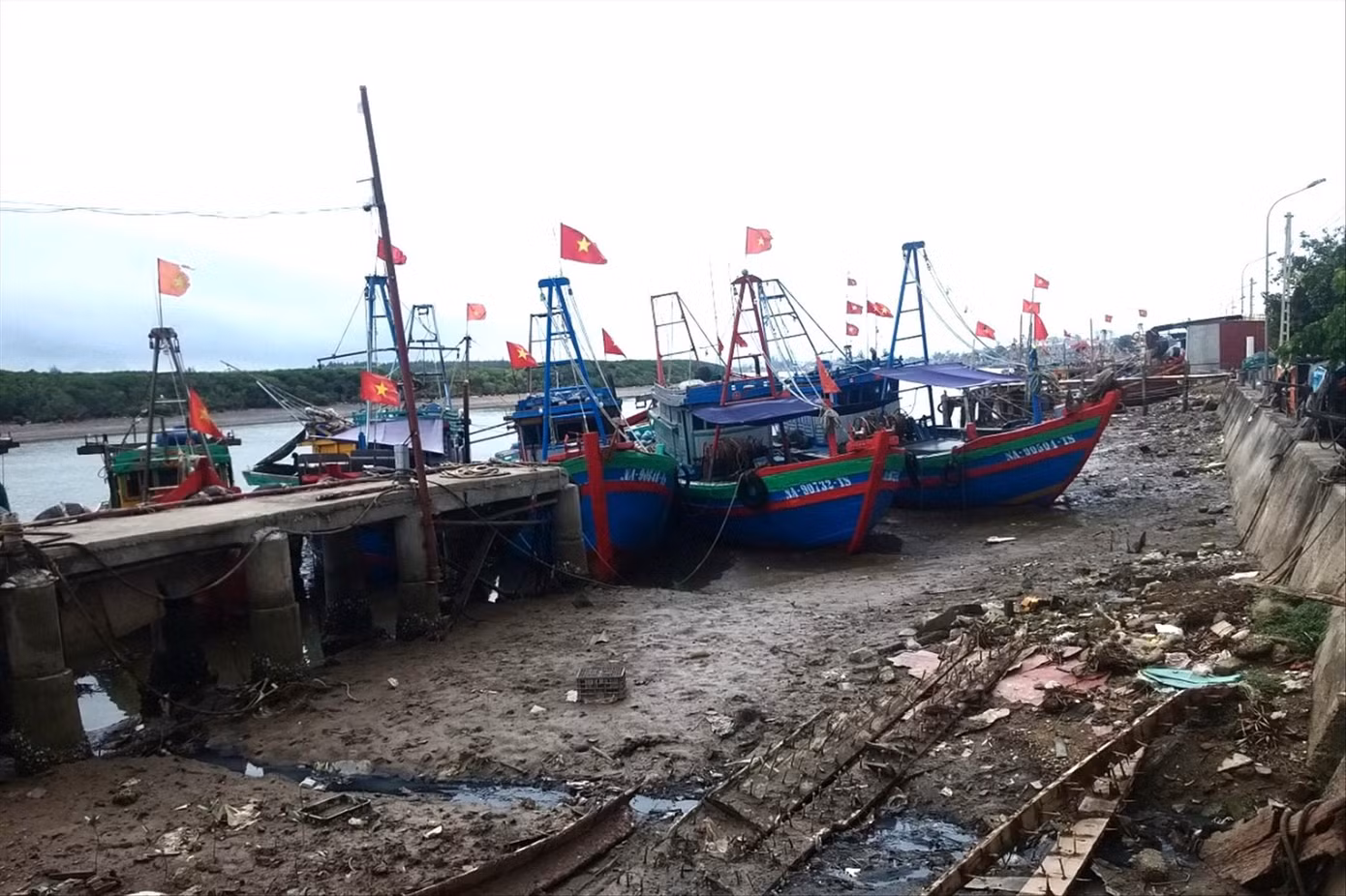 Luồng lạch bị bồi lắng, tàu thuyền nằm bờ