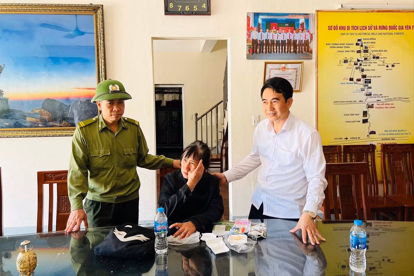 Bà Liên bật khóc sau khi được đội cứu hộ của Ban Quản lý di tích và Rừng Quốc gia Yên Tử đưa về trụ sở
