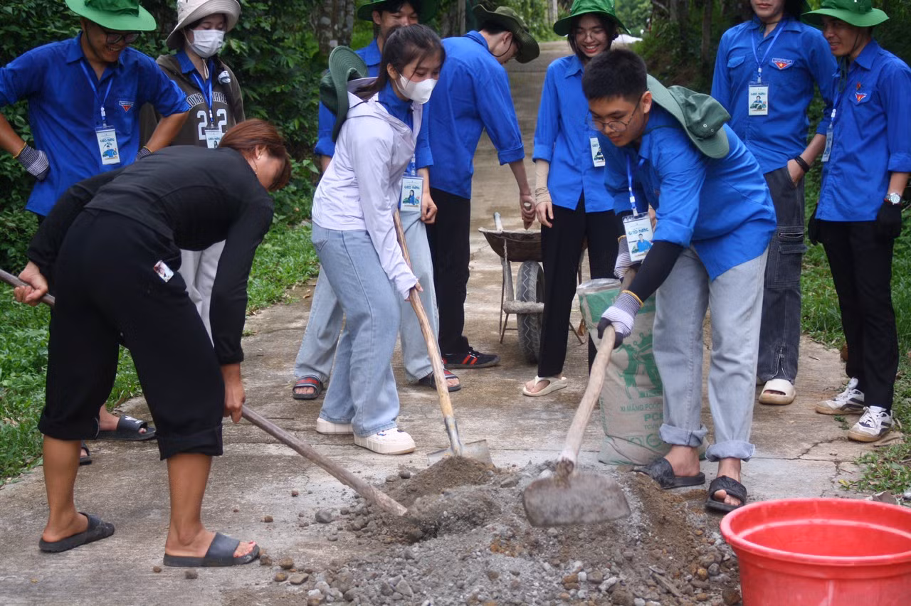 Những bạn trẻ Hội đồng hương Nghệ Tĩnh - Học viện Ngoại giao tham gia chiến dịch Mùa hè xanh tại xã Hương Lâm (Hương Khê, Hà Tĩnh).