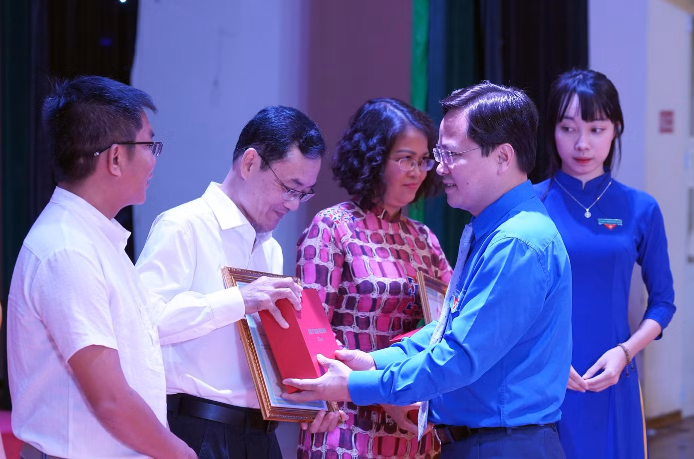 Bí thư thứ nhất Trung ương Ðoàn Nguyễn Anh Tuấn trao khen thưởng cho các điển hình tiêu biểu trong học tập và làm theo tấm gương đạo đức, tư tưởng, phong cách Chủ tịch Hồ Chí Minh. Ảnh: Như Ý