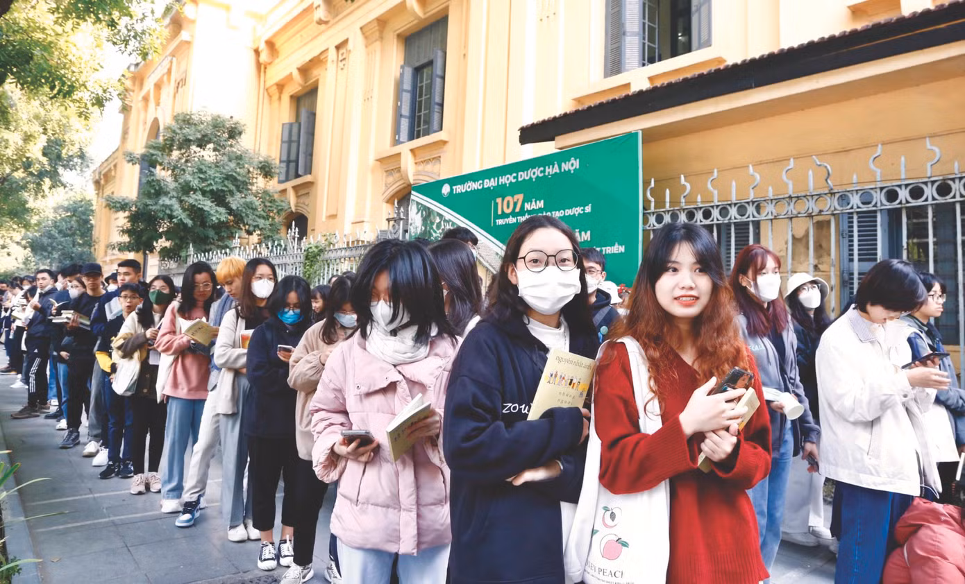 Một cảnh xếp hàng xin chữ ký nhà văn. Ảnh: Internet
