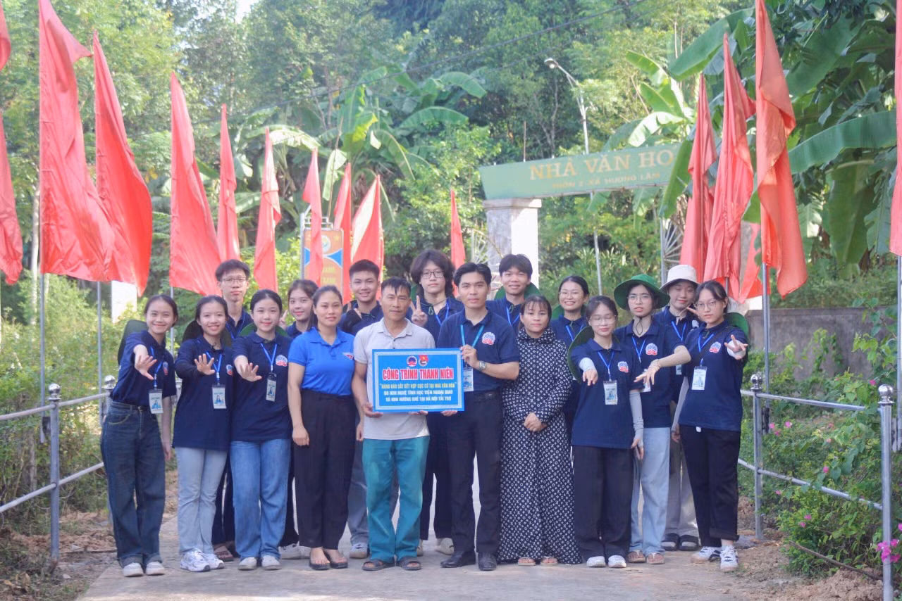 Hội đồng hương tặng công trình thanh niên tại xã Hương Lâm.