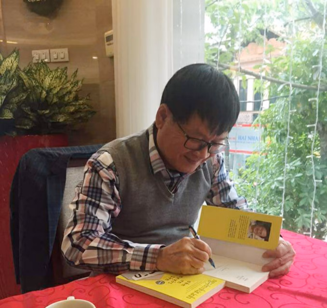 Nhà văn Nguyễn Nhật Ánh ký tặng sách. Ảnh: H.D