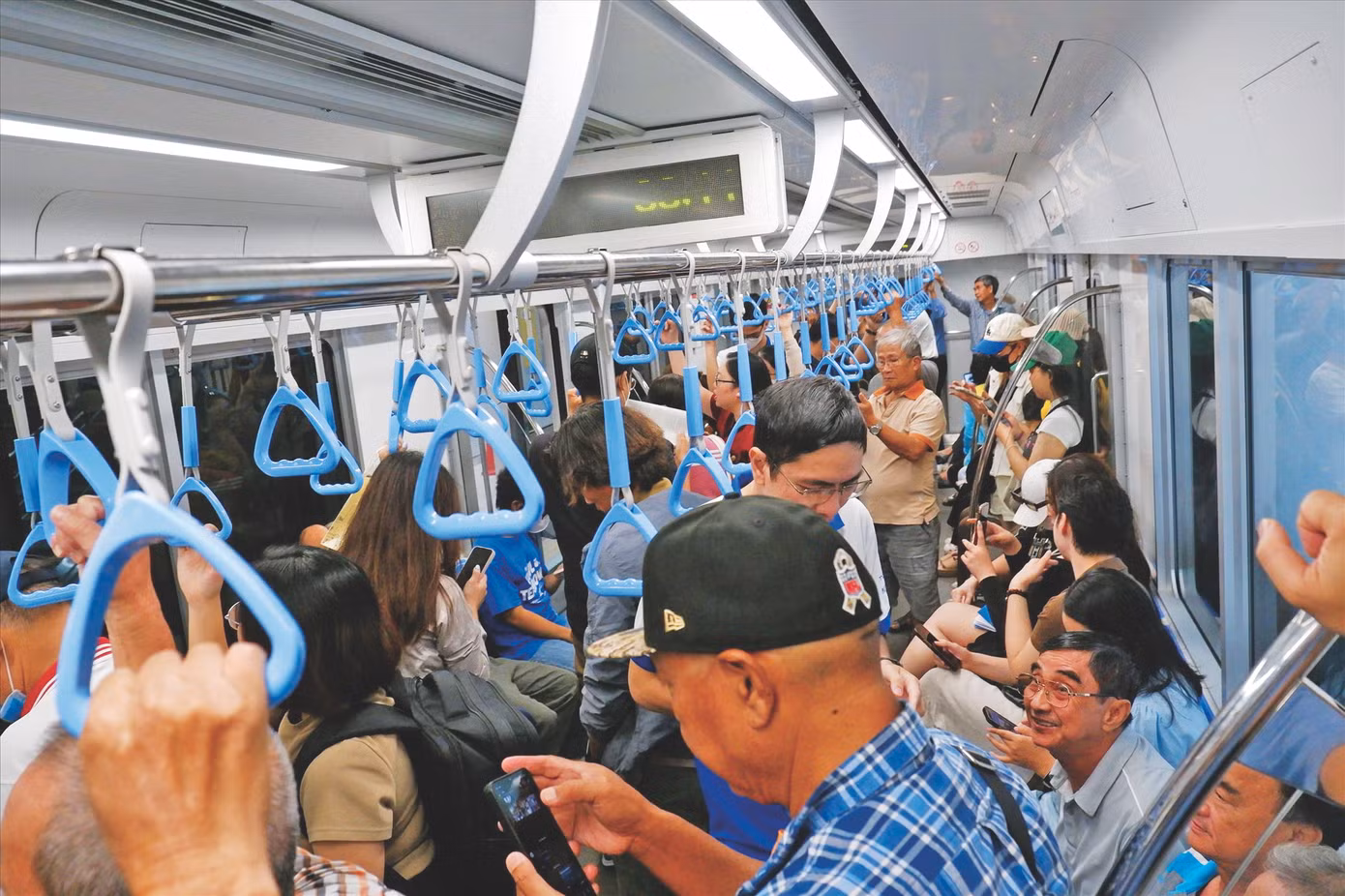Người dân đi tàu metro TPHCM. Ảnh: Hữu Huy
