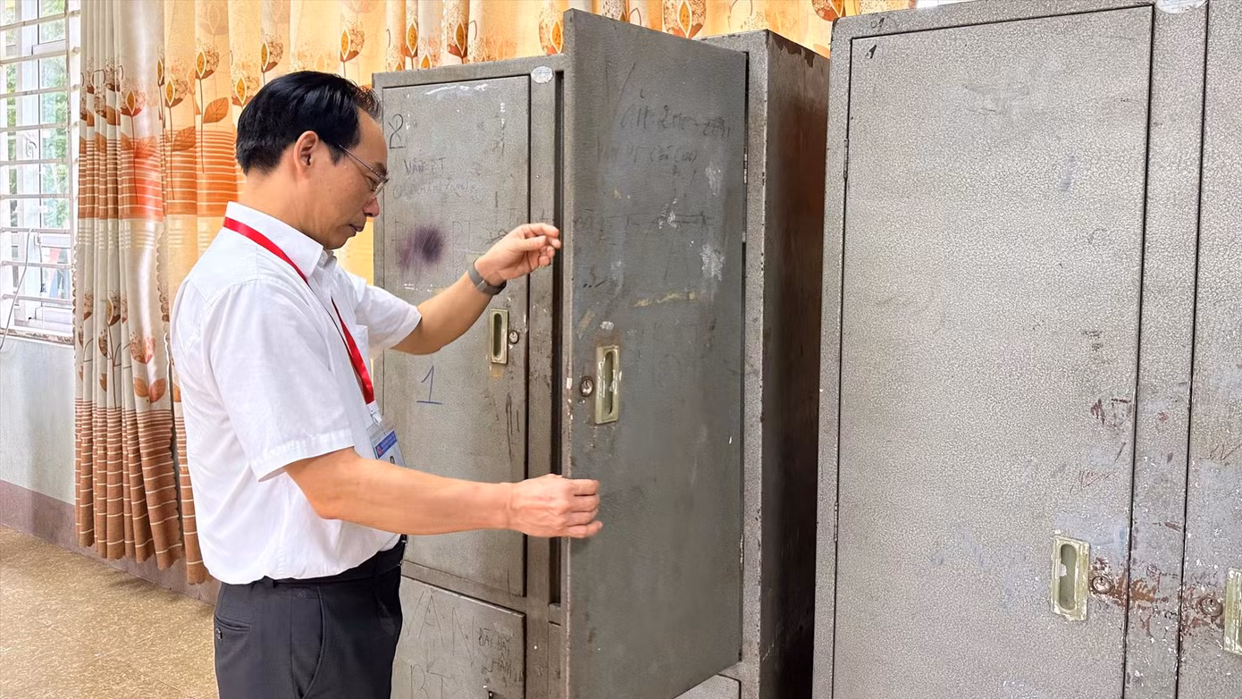 Thứ trưởng GD&amp;ĐT Hoàng Minh Sơn kiểm tra tủ đựng đề thi, bài thi ở địa phương