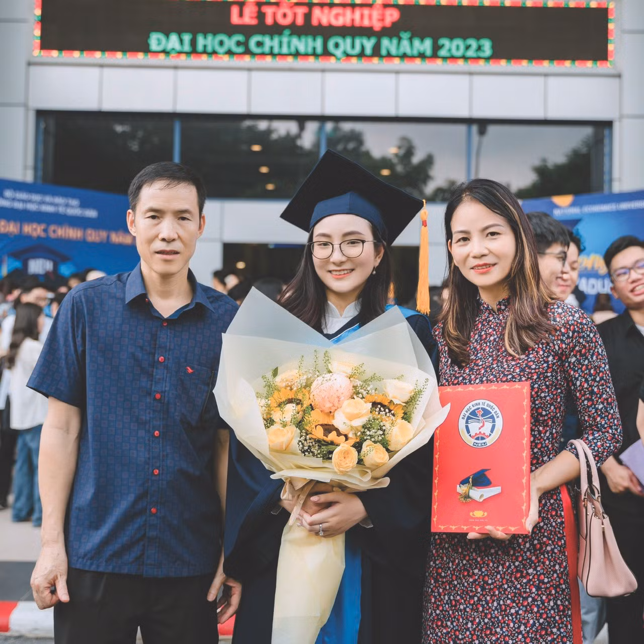 Trần Anh Ngọc nhận bằng tốt nghiệp xuất sắc bên cạnh bố mẹ
