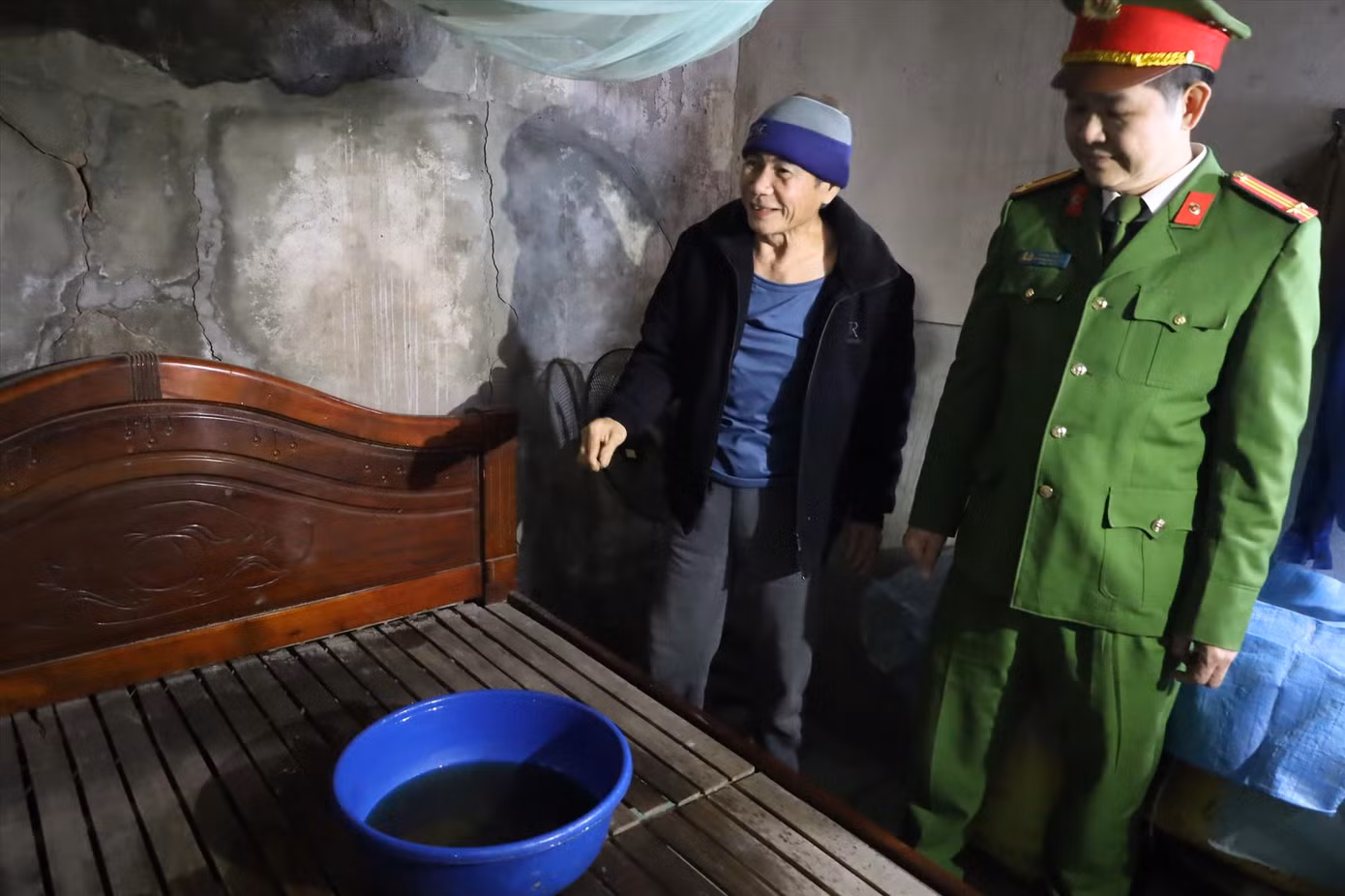 Cảnh mưa dột trong gia đình ông Ðược. Ảnh: Duy Chiến
